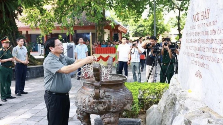 PM offers incense in tribute to fallen heroes on War Invalids and Martyrs’ Day